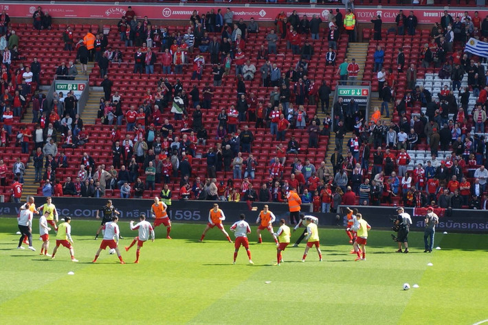 女足英联杯中发生暴力冲突，一名球员抓住对手脖子将其摔倒