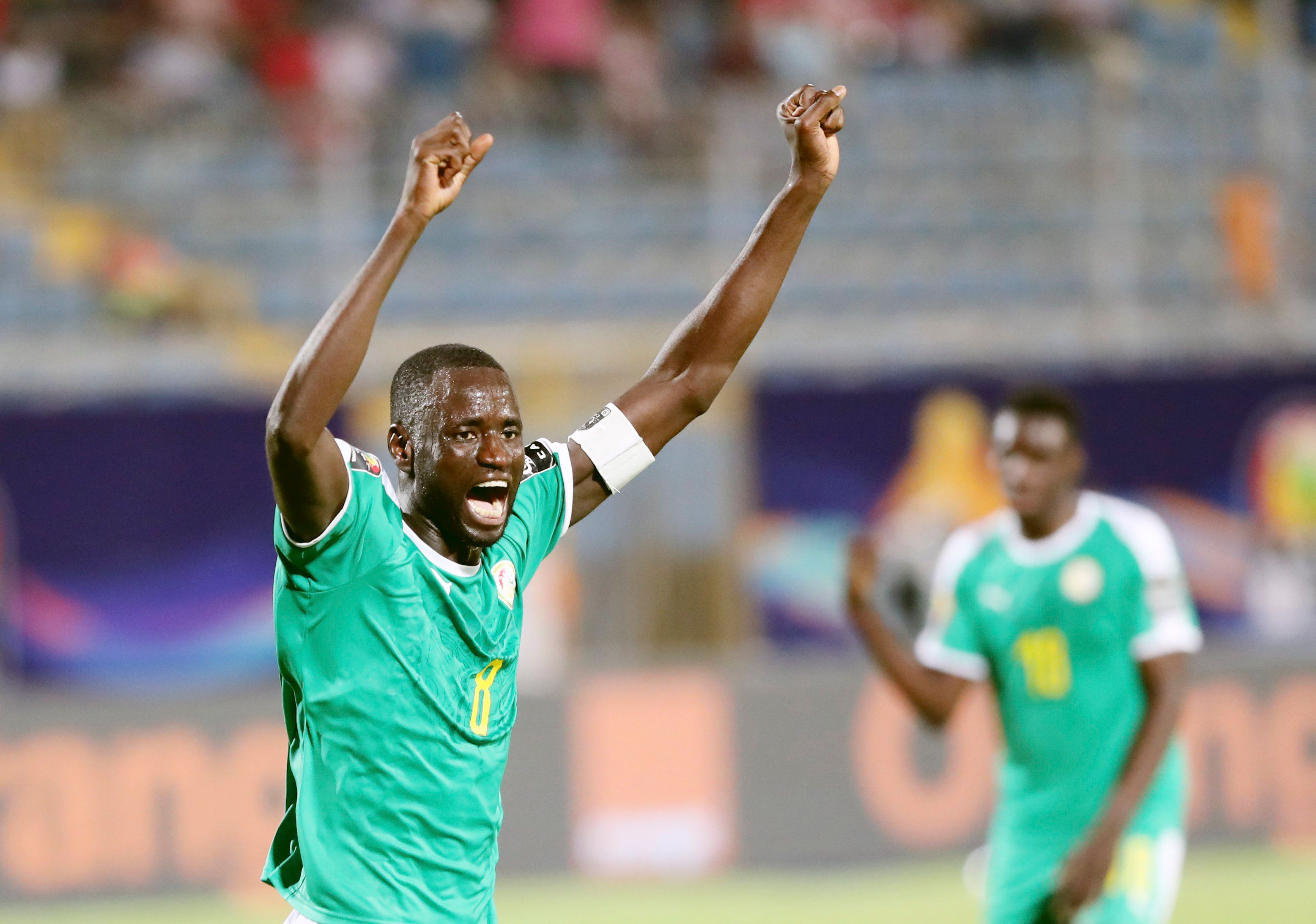 足球英超双红会爆发冲突，多人吃黄牌