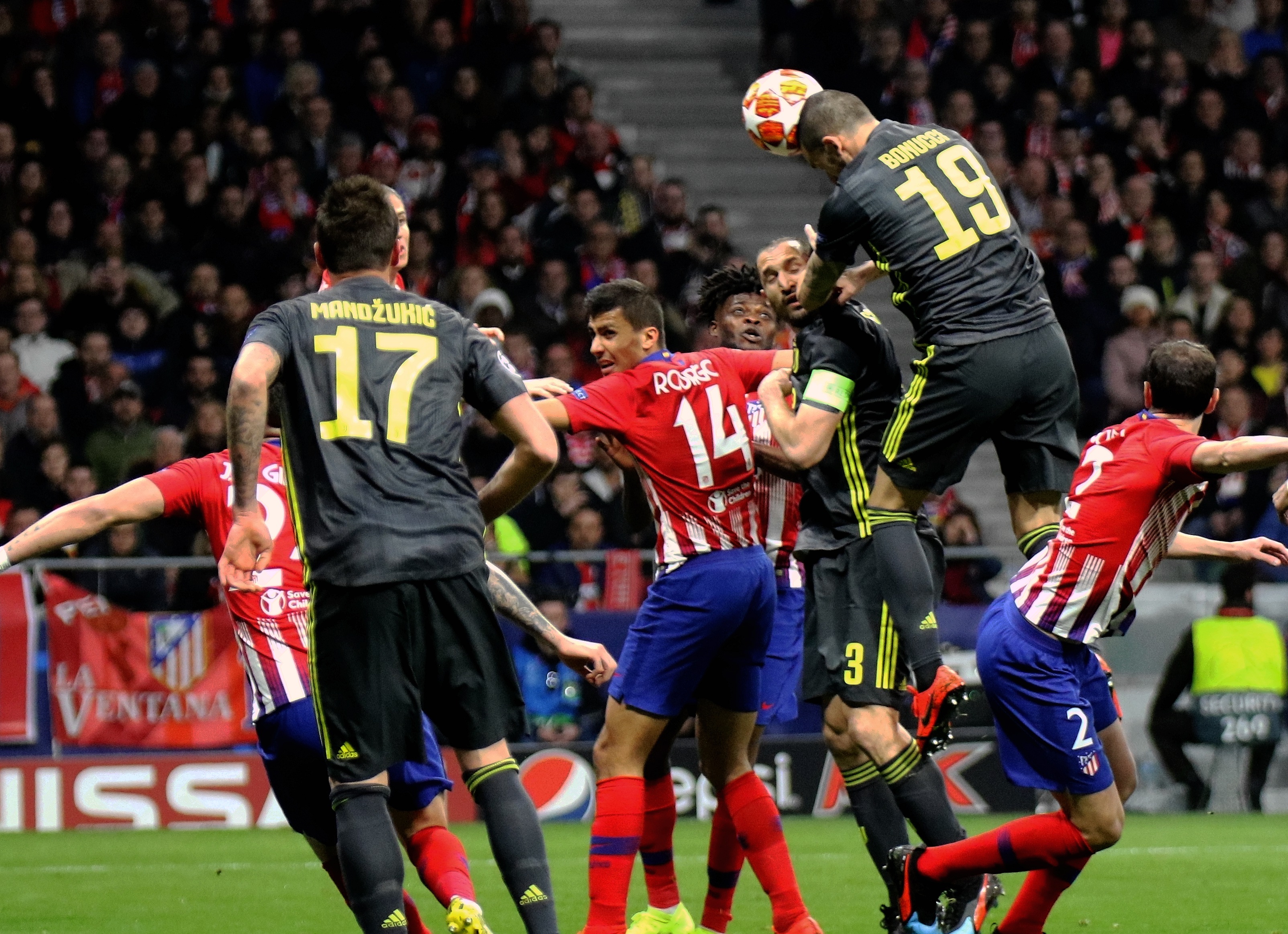 西甲：巴萨主场3-0完胜瓦伦西亚